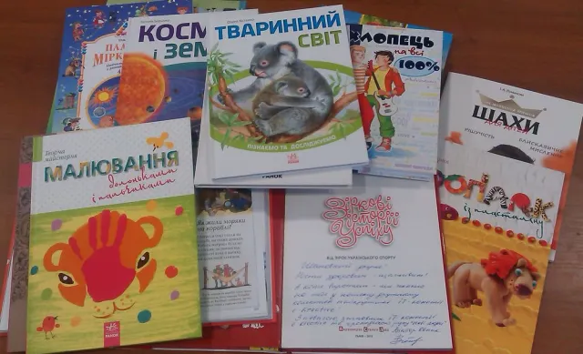 До Дня Святого Миколая вихованці «Теплого дому» отримали подарунки та бібліотечку пізнавальних книг — фото 3