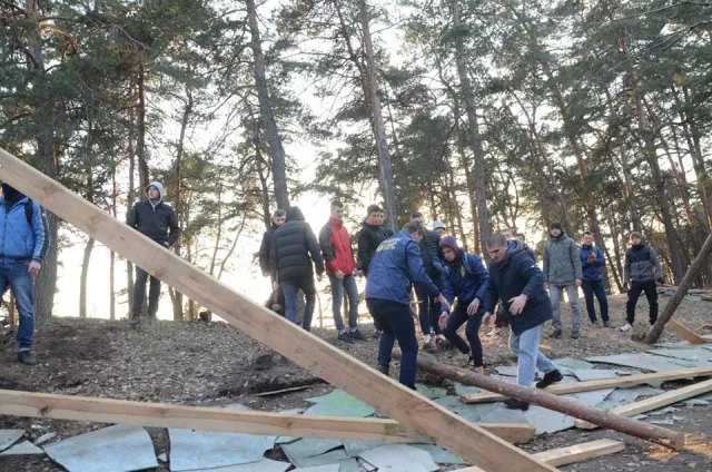 Черкаські активісти знесли незаконний будівельний паркан у Соснівці — фото 1